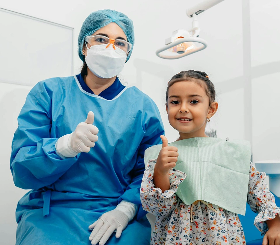 dentist-and-a-kid-showing-thumbs-up-smililng