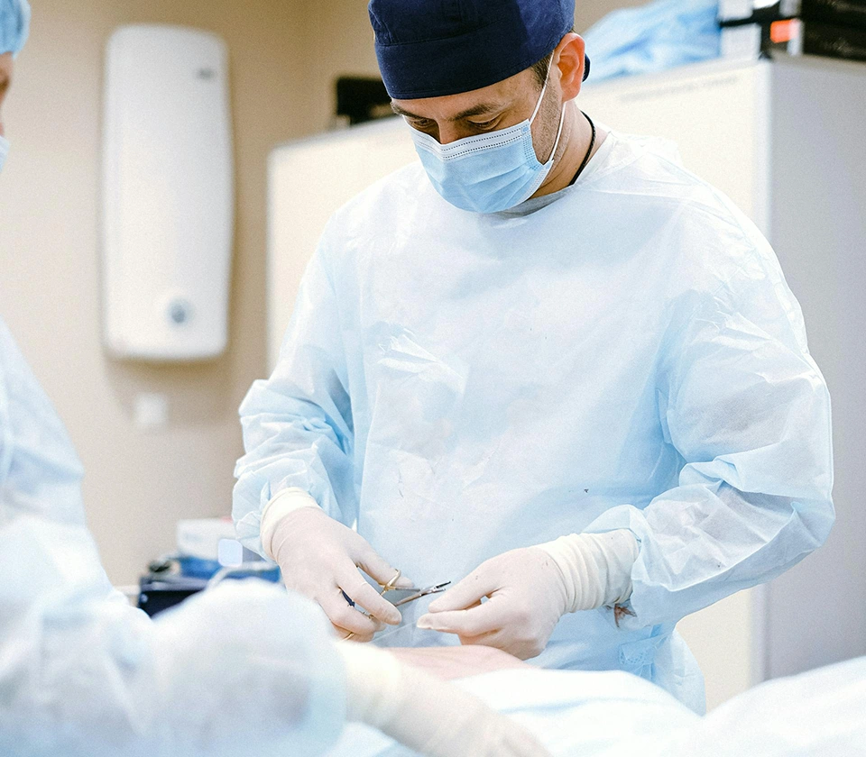 plastic-surgeon-doing-surgery
