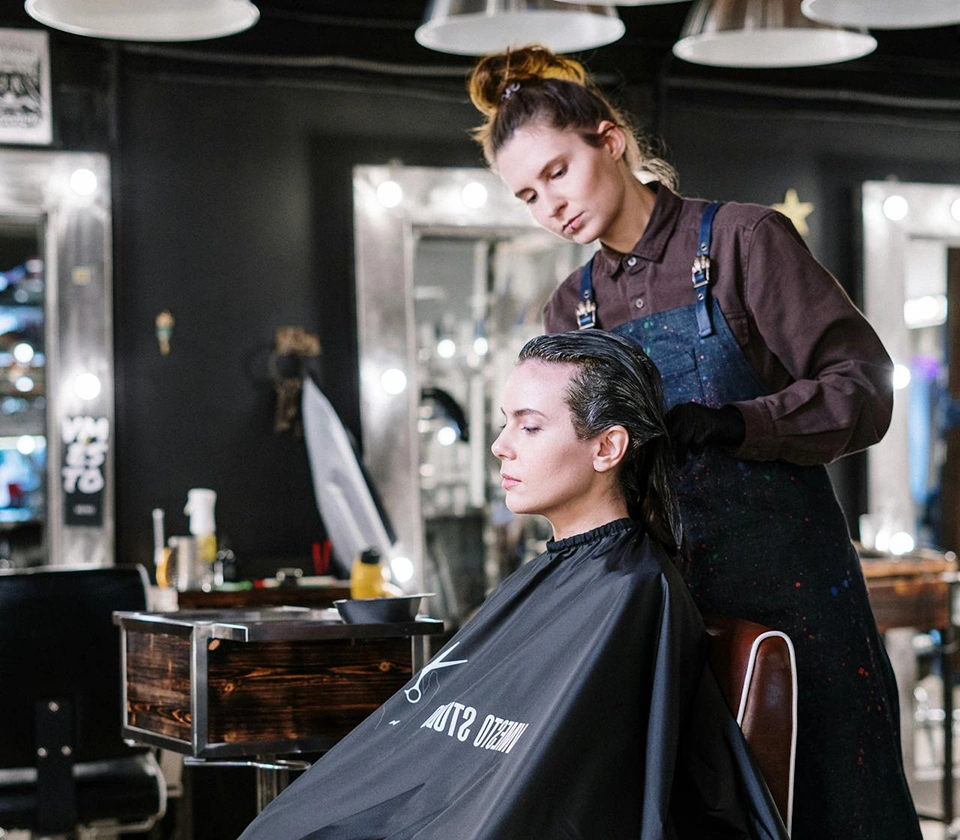 Salon-worker-cutting-client-hair